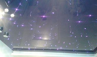 Plafonds tendus spécifiques avec formes et couleurs