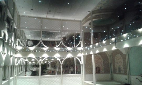 Magnifique plafond tendu au dessus d'une piscine