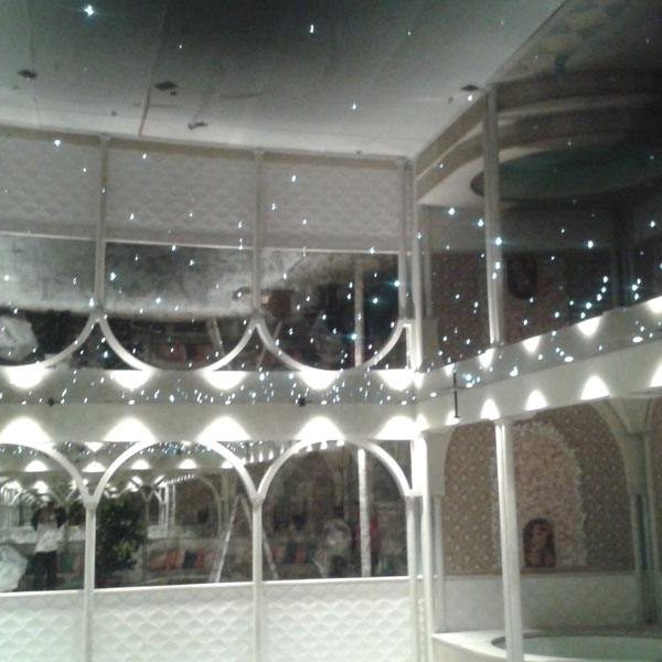 Magnifique plafond tendu au dessus d'une piscine