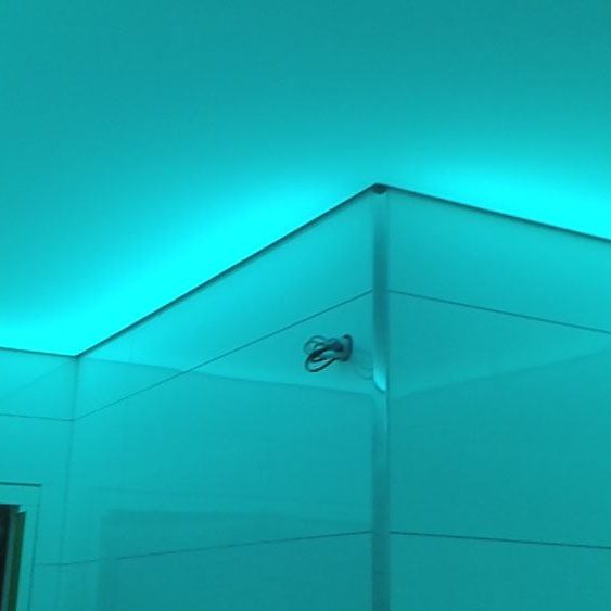 Rénovation d'un plafond lumineux dans une salle de bain