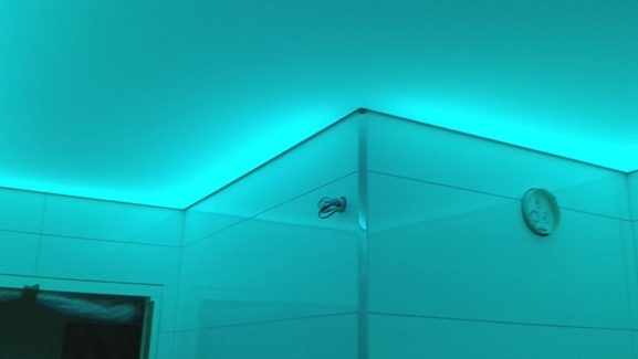 Rénovation d'un plafond lumineux dans une salle de bain